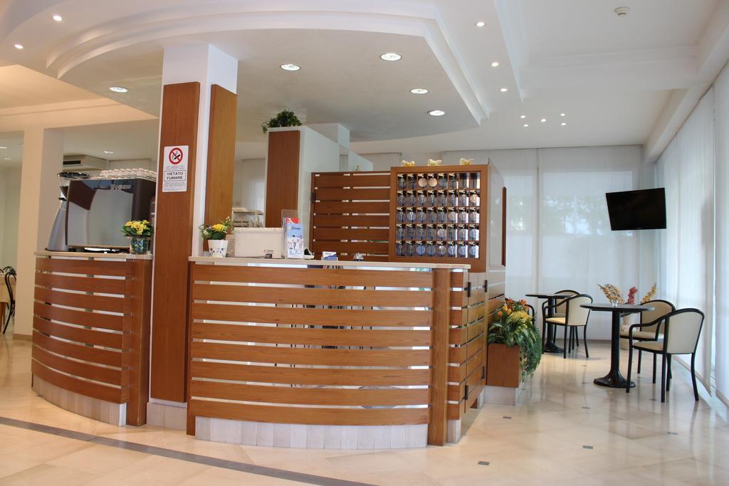 Hotel Massimo Riccione Bagian luar foto