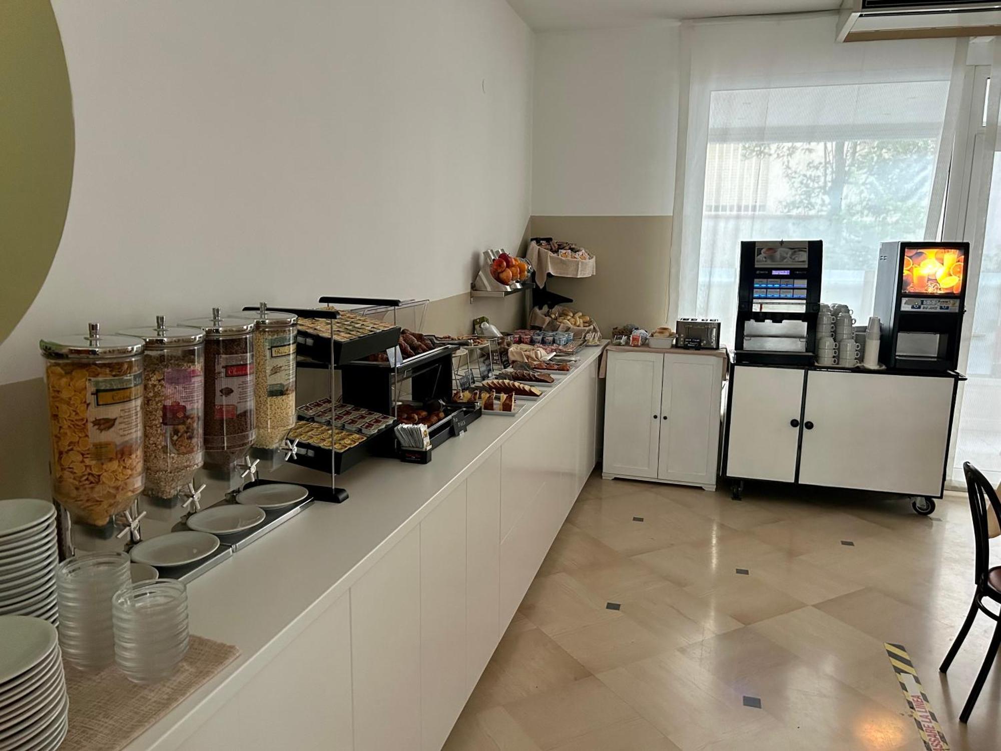 Hotel Massimo Riccione Bagian luar foto