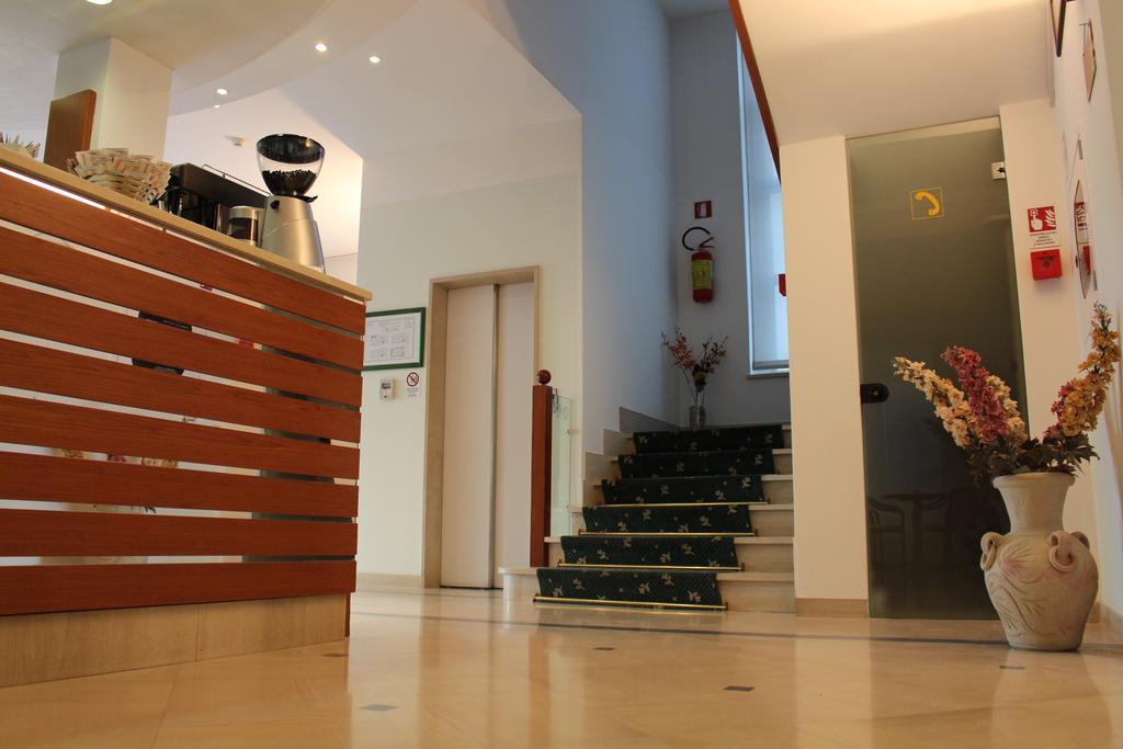 Hotel Massimo Riccione Bagian luar foto