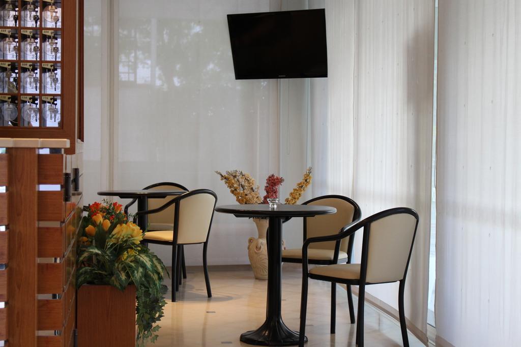 Hotel Massimo Riccione Bagian luar foto