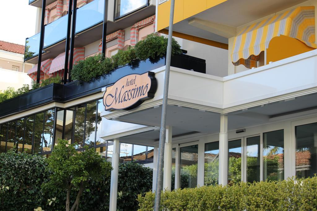 Hotel Massimo Riccione Bagian luar foto
