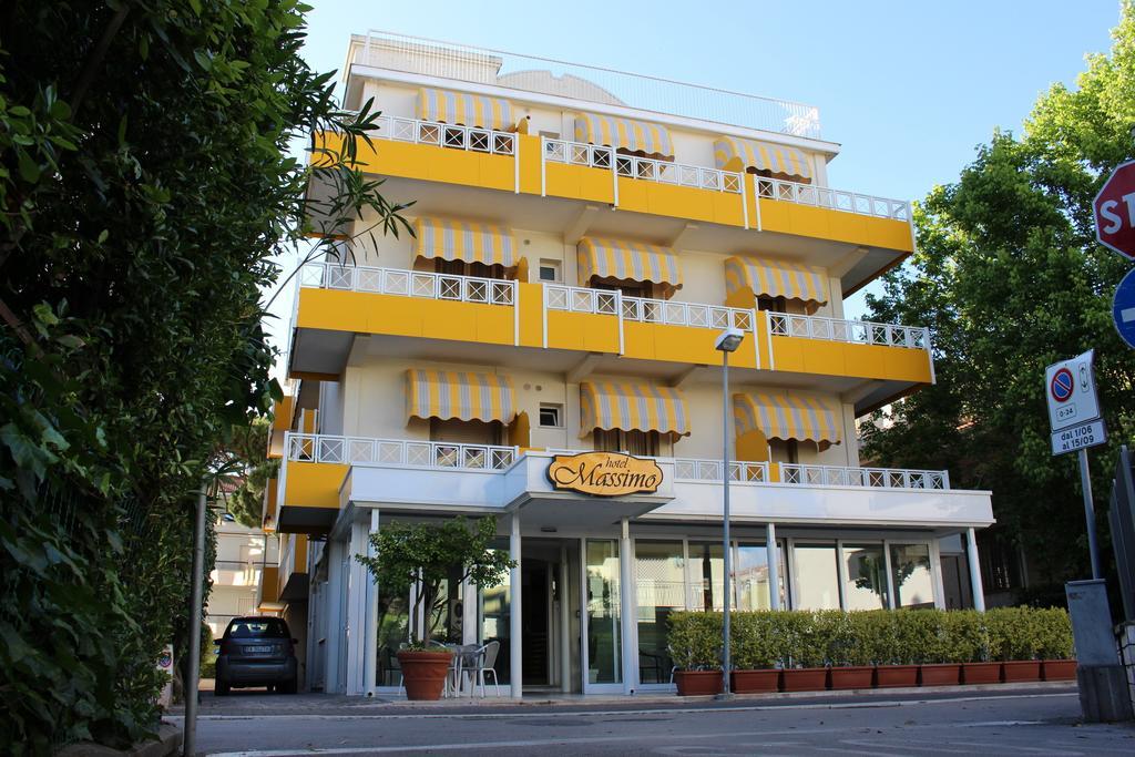 Hotel Massimo Riccione Bagian luar foto