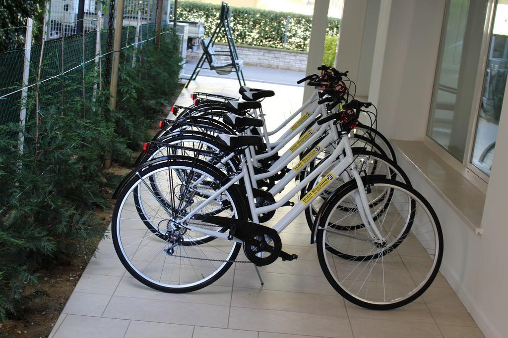 Hotel Massimo Riccione Bagian luar foto