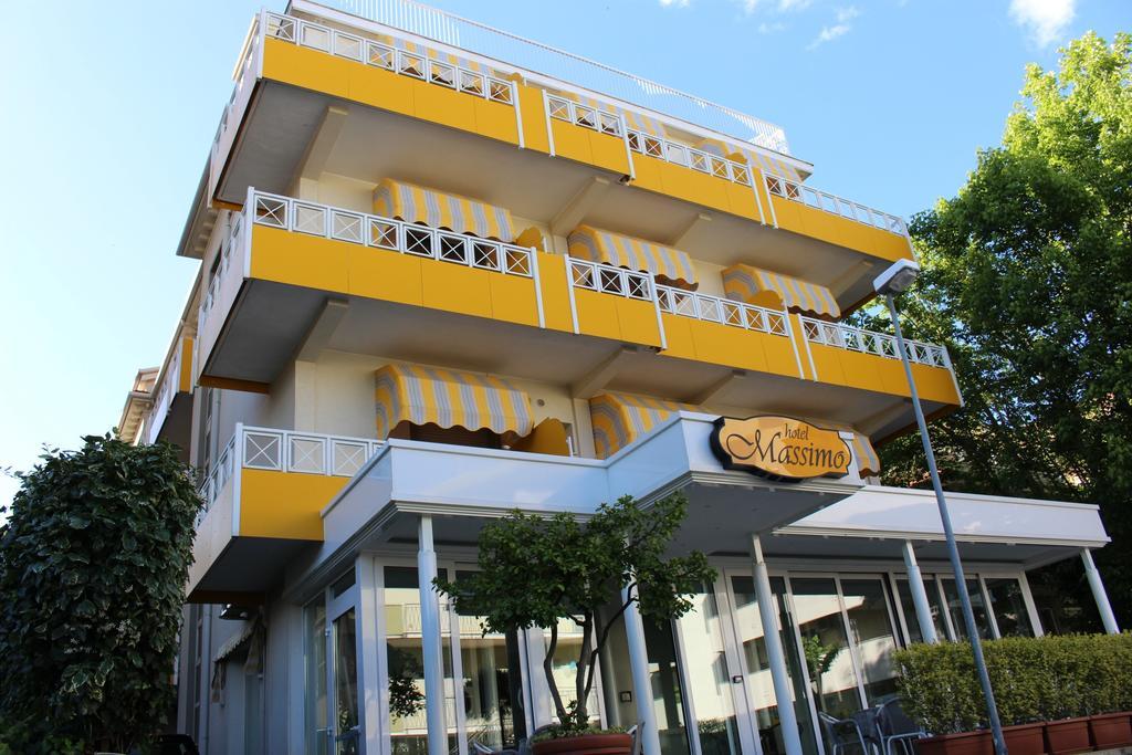 Hotel Massimo Riccione Bagian luar foto