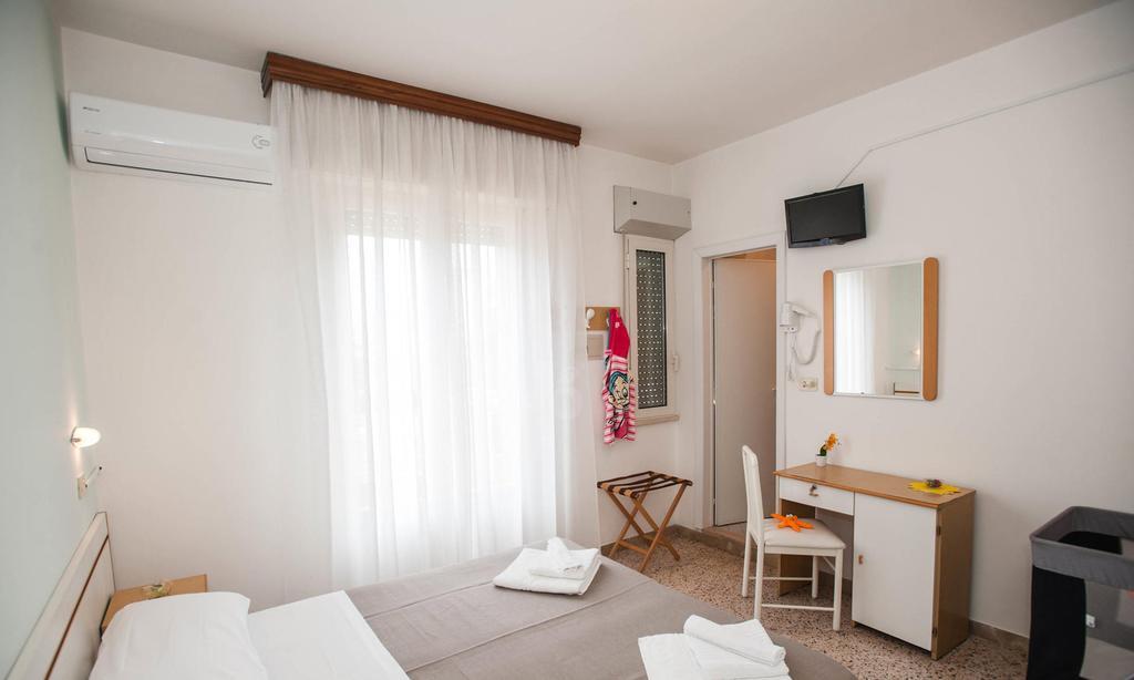 Hotel Massimo Riccione Bagian luar foto
