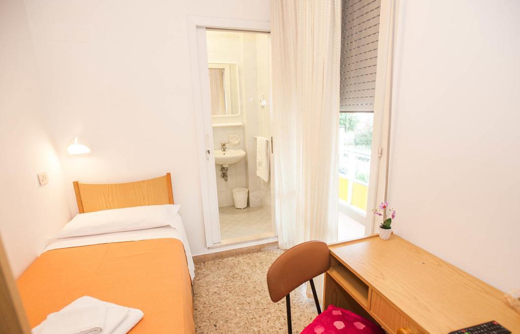 Hotel Massimo Riccione Bagian luar foto