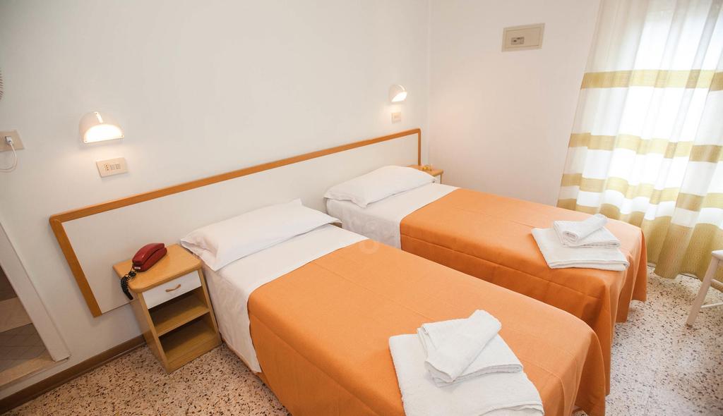 Hotel Massimo Riccione Bagian luar foto