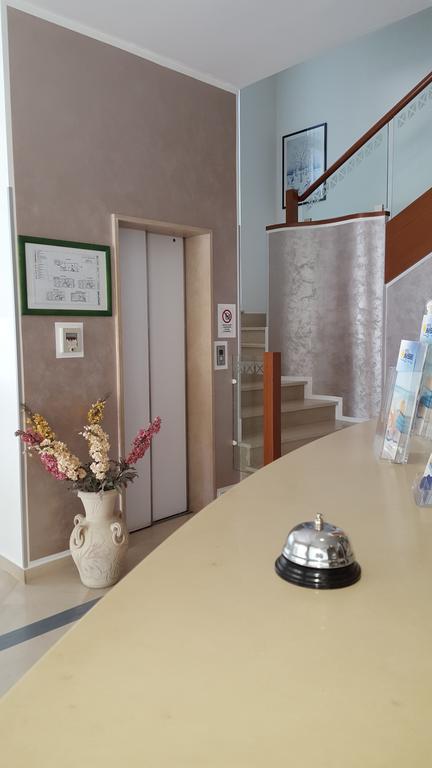 Hotel Massimo Riccione Bagian luar foto