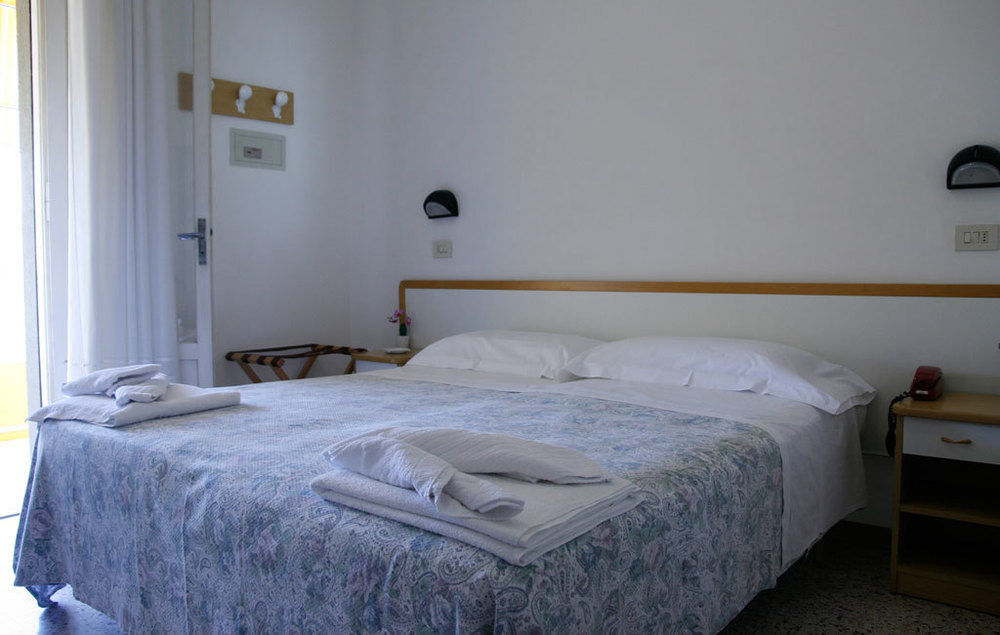 Hotel Massimo Riccione Bagian luar foto