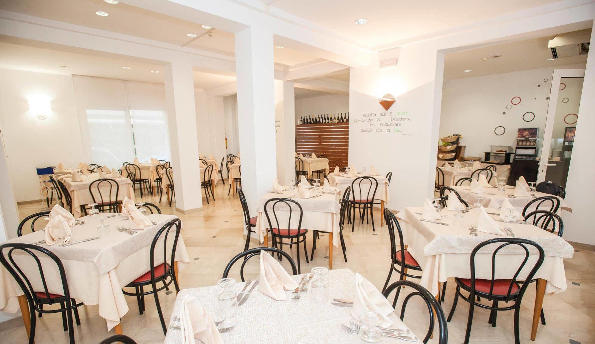 Hotel Massimo Riccione Bagian luar foto